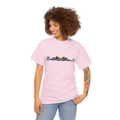 Maglietta Montagna e Birra Unisex - T-shirt Escursionismo Divertente con Scarponi e Boccale - Idea Regalo Trekking, Hiking, Amanti Natura