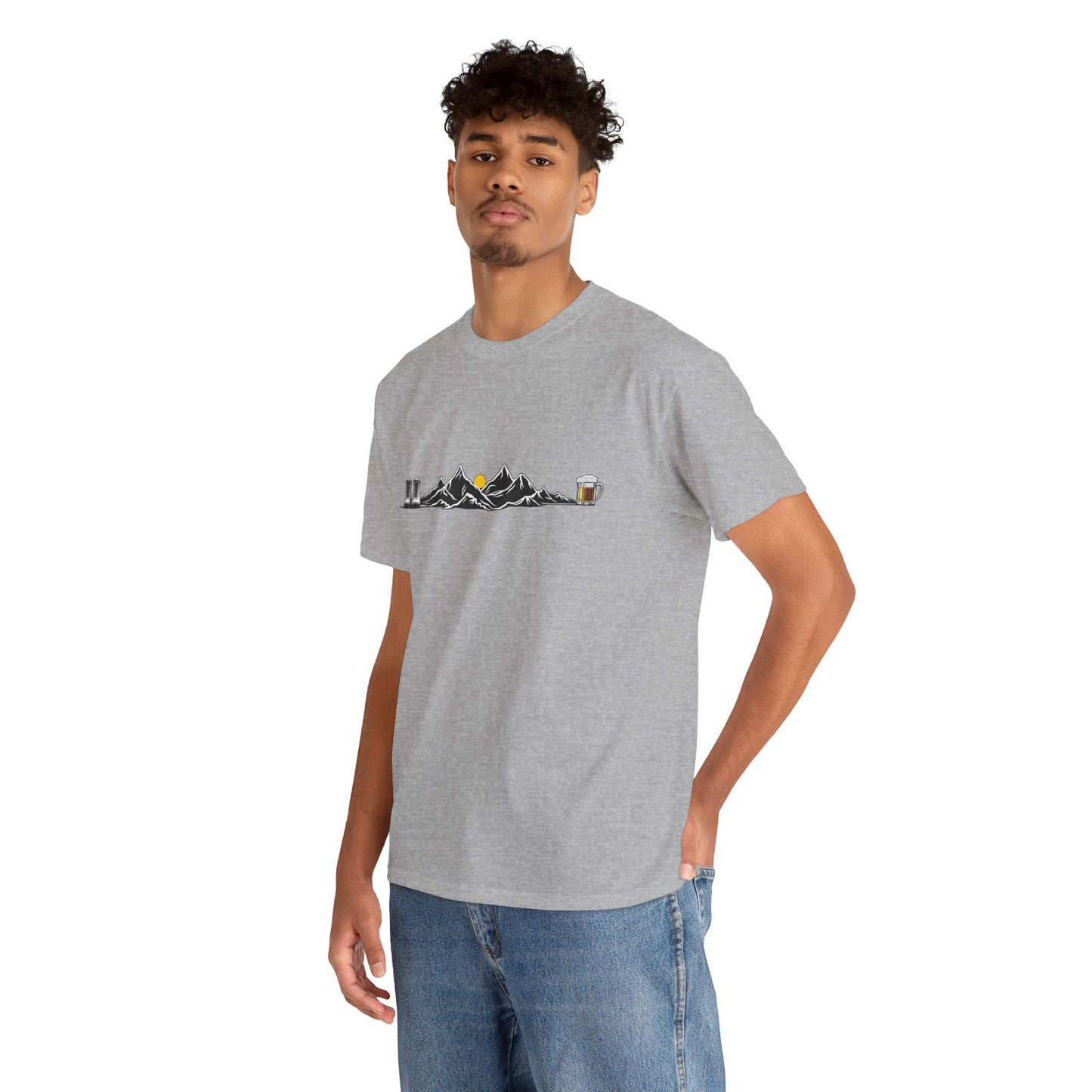 Maglietta Montagna e Birra Unisex - T-shirt Escursionismo Divertente con Scarponi e Boccale - Idea Regalo Trekking, Hiking, Amanti Natura