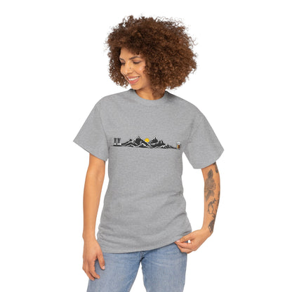 Maglietta Montagna e Birra Unisex - T-shirt Escursionismo Divertente con Scarponi e Boccale - Idea Regalo Trekking, Hiking, Amanti Natura