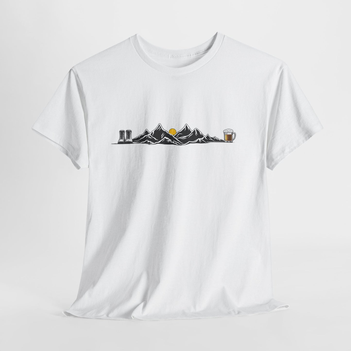Maglietta Montagna e Birra Unisex - T-shirt Escursionismo Divertente con Scarponi e Boccale - Idea Regalo Trekking, Hiking, Amanti Natura