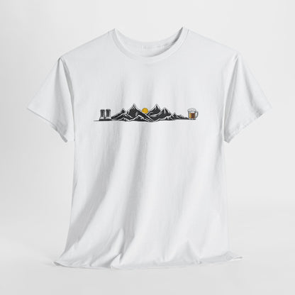 Maglietta Montagna e Birra Unisex - T-shirt Escursionismo Divertente con Scarponi e Boccale - Idea Regalo Trekking, Hiking, Amanti Natura