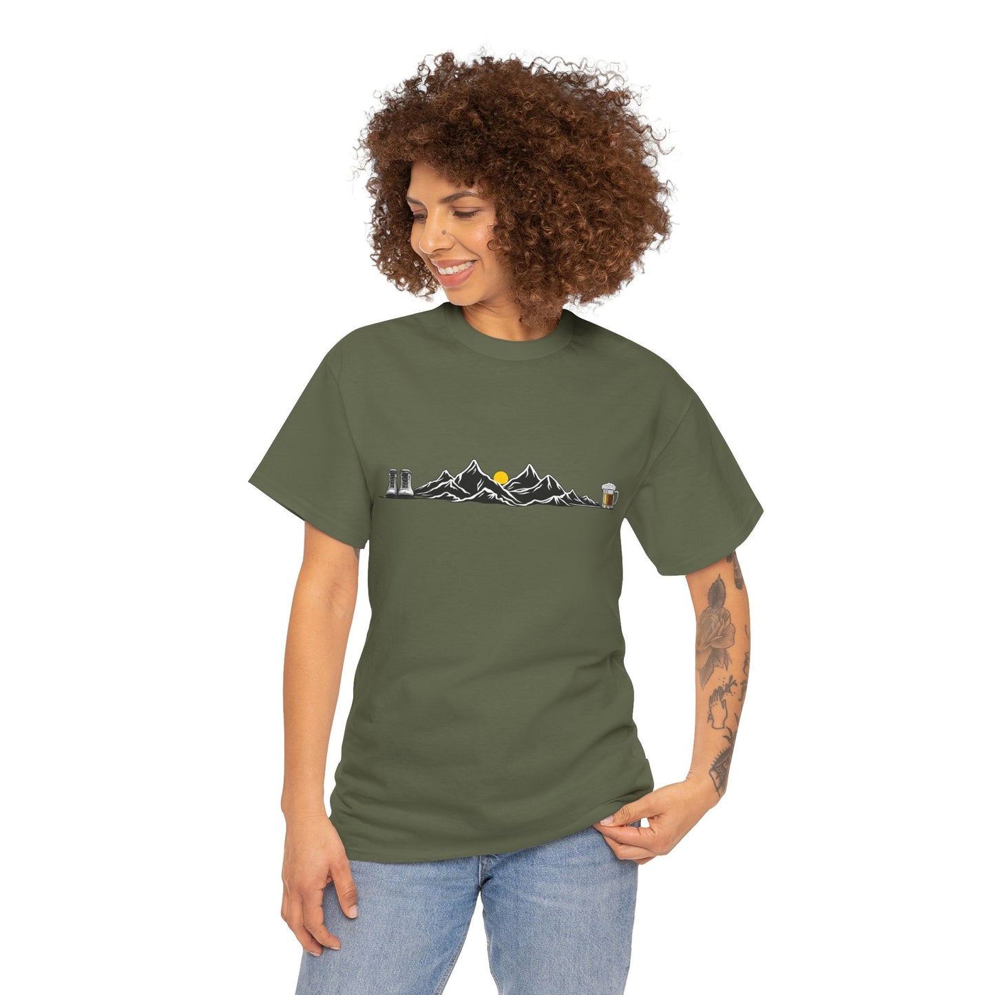 Maglietta Montagna e Birra Unisex - T-shirt Escursionismo Divertente con Scarponi e Boccale - Idea Regalo Trekking, Hiking, Amanti Natura