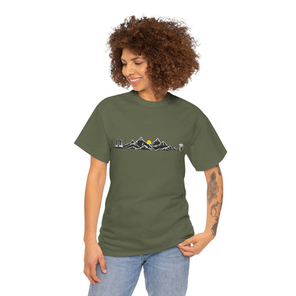Maglietta Montagna e Birra Unisex - T-shirt Escursionismo Divertente con Scarponi e Boccale - Idea Regalo Trekking, Hiking, Amanti Natura