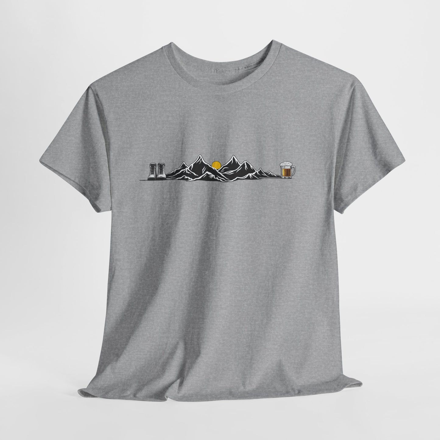 Maglietta Montagna e Birra Unisex - T-shirt Escursionismo Divertente con Scarponi e Boccale - Idea Regalo Trekking, Hiking, Amanti Natura