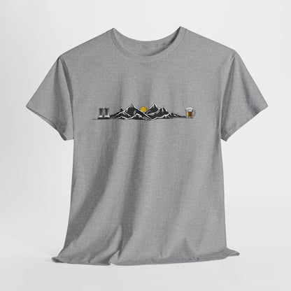 Maglietta Montagna e Birra Unisex - T-shirt Escursionismo Divertente con Scarponi e Boccale - Idea Regalo Trekking, Hiking, Amanti Natura