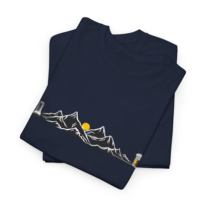 Maglietta Montagna e Birra Unisex - T-shirt Escursionismo Divertente con Scarponi e Boccale - Idea Regalo Trekking, Hiking, Amanti Natura