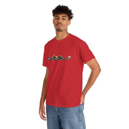Maglietta Montagna e Birra Unisex - T-shirt Escursionismo Divertente con Scarponi e Boccale - Idea Regalo Trekking, Hiking, Amanti Natura