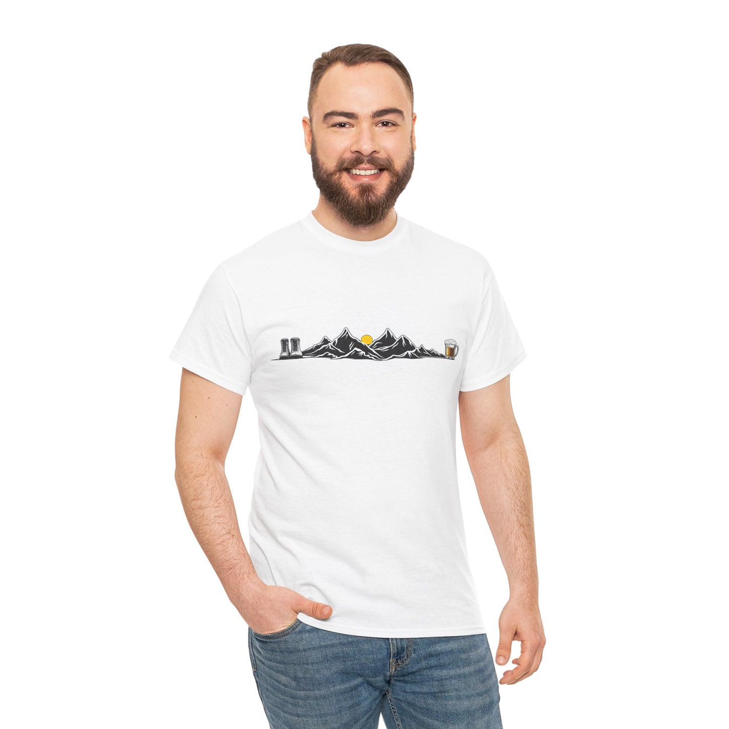 Maglietta Montagna e Birra Unisex - T-shirt Escursionismo Divertente con Scarponi e Boccale - Idea Regalo Trekking, Hiking, Amanti Natura