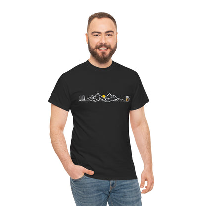 Maglietta Montagna e Birra Unisex - T-shirt Escursionismo Divertente con Scarponi e Boccale - Idea Regalo Trekking, Hiking, Amanti Natura