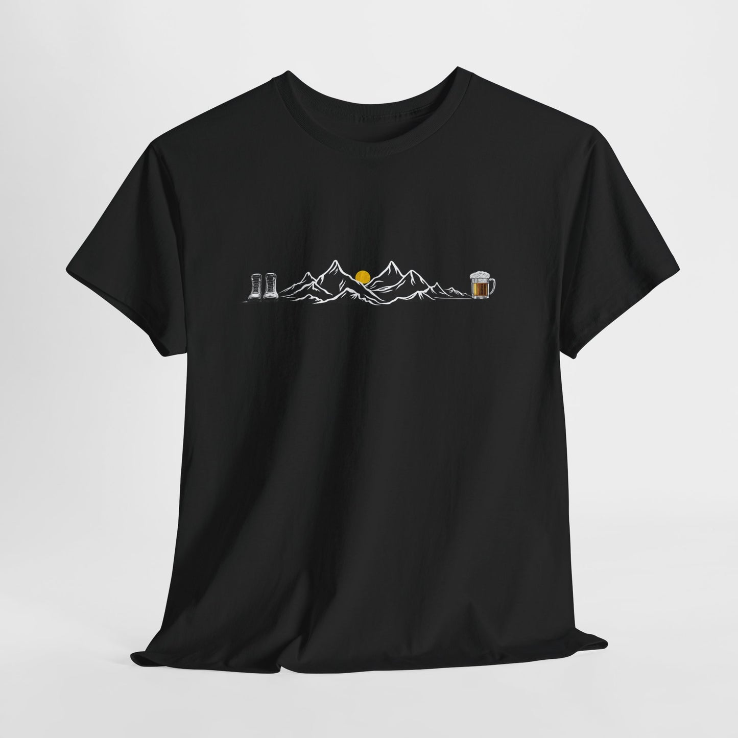 Maglietta Montagna e Birra Unisex - T-shirt Escursionismo Divertente con Scarponi e Boccale - Idea Regalo Trekking, Hiking, Amanti Natura
