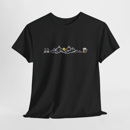Maglietta Montagna e Birra Unisex - T-shirt Escursionismo Divertente con Scarponi e Boccale - Idea Regalo Trekking, Hiking, Amanti Natura