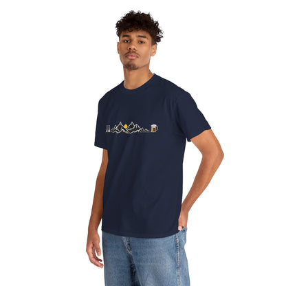Maglietta Montagna e Birra Unisex - T-shirt Escursionismo Divertente con Scarponi e Boccale - Idea Regalo Trekking, Hiking, Amanti Natura