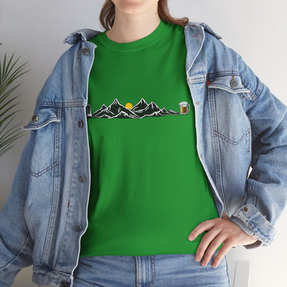 Maglietta Montagna e Birra Unisex - T-shirt Escursionismo Divertente con Scarponi e Boccale - Idea Regalo Trekking, Hiking, Amanti Natura