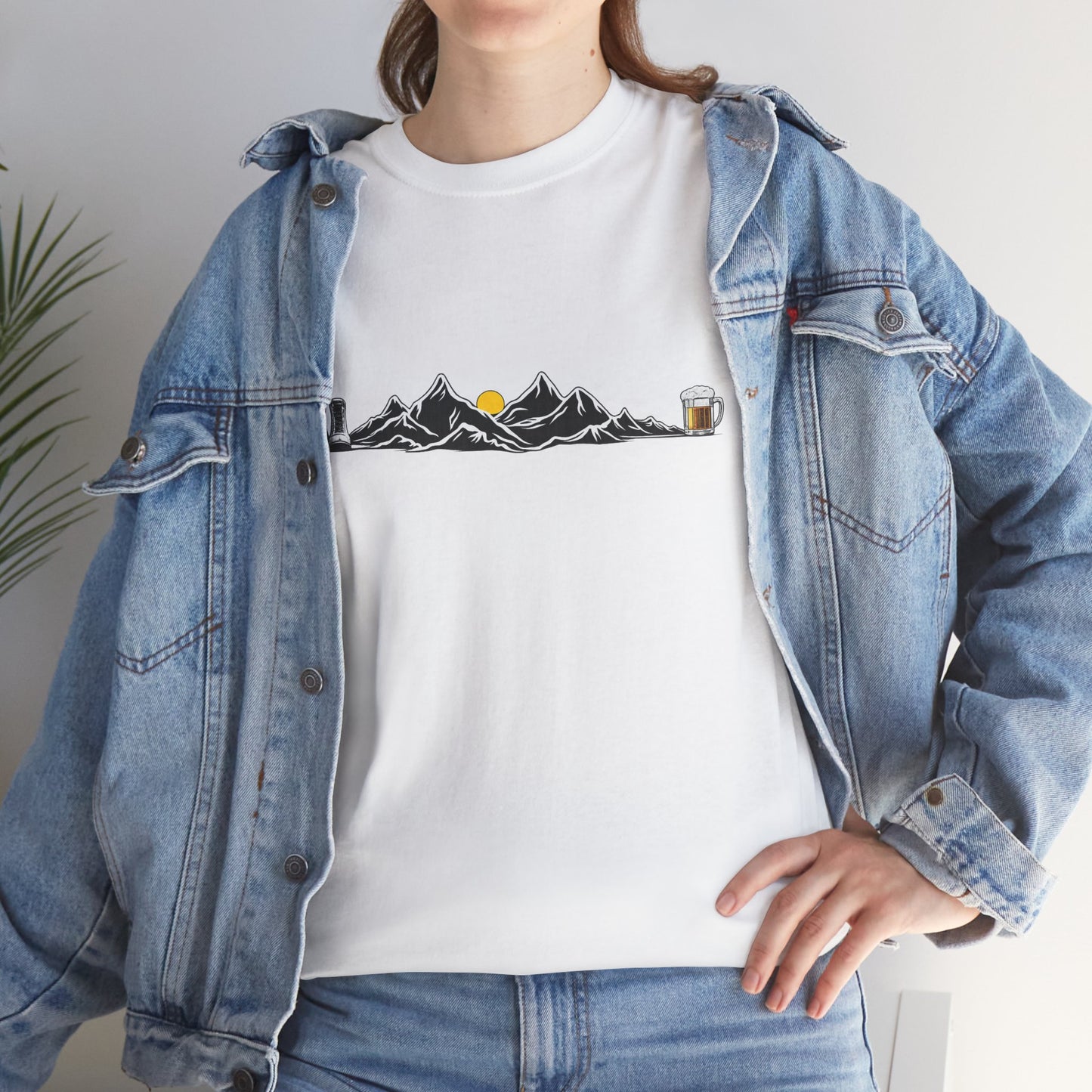 Maglietta Montagna e Birra Unisex - T-shirt Escursionismo Divertente con Scarponi e Boccale - Idea Regalo Trekking, Hiking, Amanti Natura