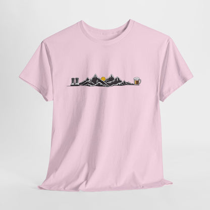 Maglietta Montagna e Birra Unisex - T-shirt Escursionismo Divertente con Scarponi e Boccale - Idea Regalo Trekking, Hiking, Amanti Natura