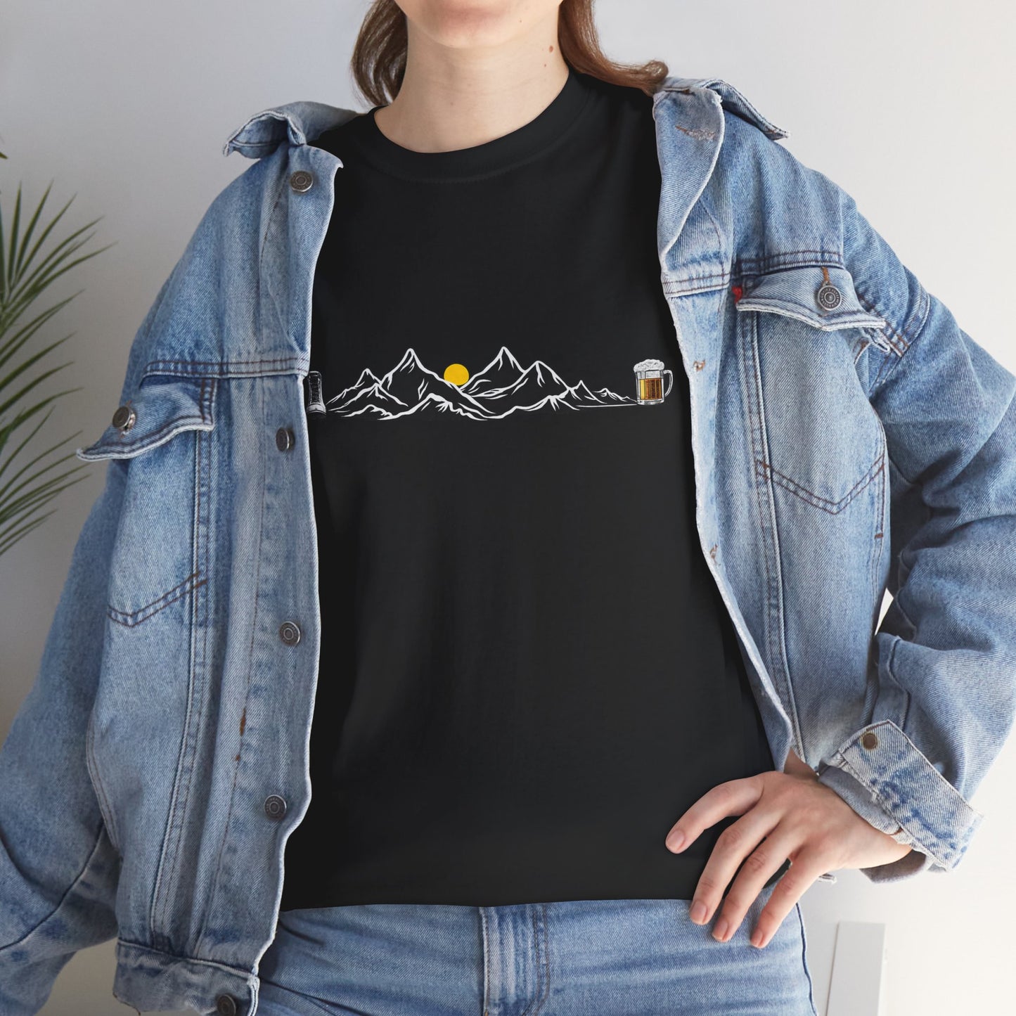 Maglietta Montagna e Birra Unisex - T-shirt Escursionismo Divertente con Scarponi e Boccale - Idea Regalo Trekking, Hiking, Amanti Natura