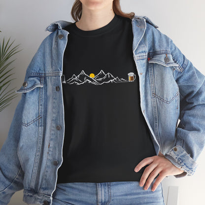 Maglietta Montagna e Birra Unisex - T-shirt Escursionismo Divertente con Scarponi e Boccale - Idea Regalo Trekking, Hiking, Amanti Natura