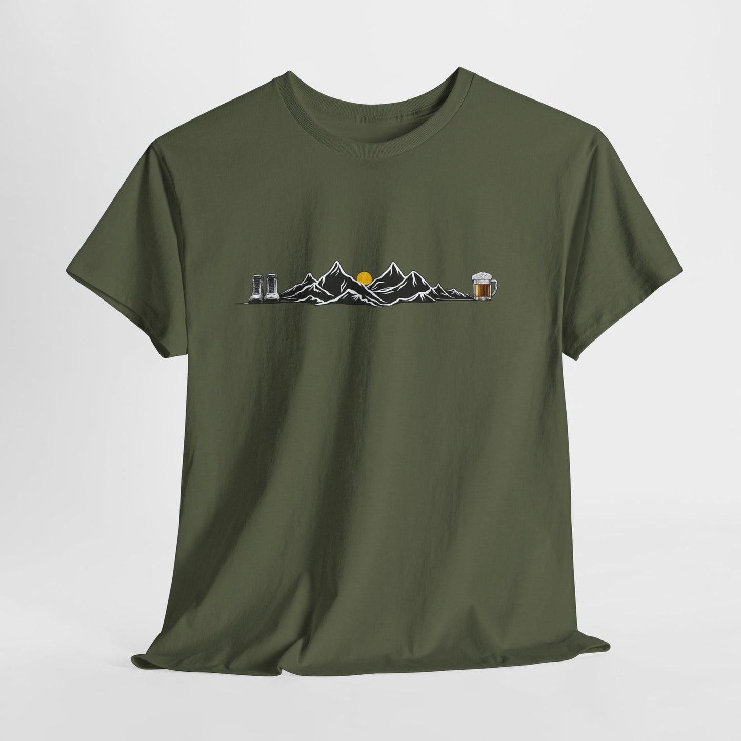 Maglietta Montagna e Birra Unisex - T-shirt Escursionismo Divertente con Scarponi e Boccale - Idea Regalo Trekking, Hiking, Amanti Natura