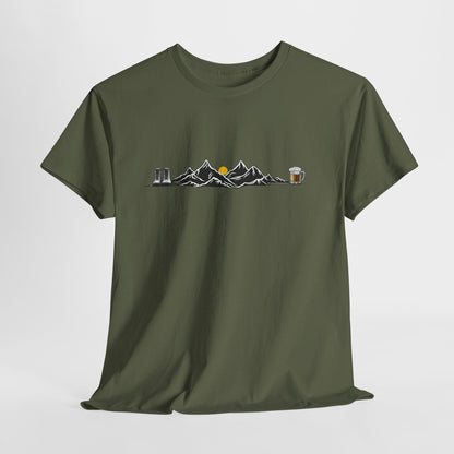 Maglietta Montagna e Birra Unisex - T-shirt Escursionismo Divertente con Scarponi e Boccale - Idea Regalo Trekking, Hiking, Amanti Natura