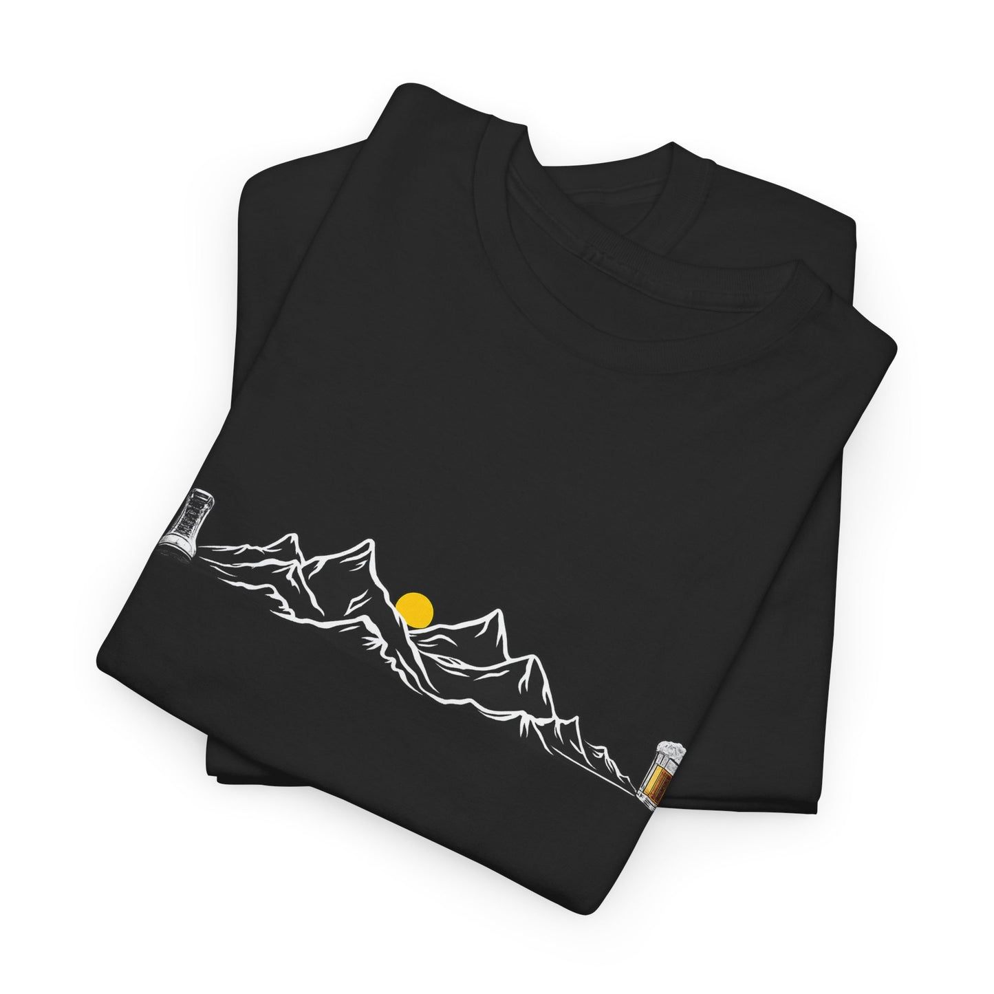 Maglietta Montagna e Birra Unisex - T-shirt Escursionismo Divertente con Scarponi e Boccale - Idea Regalo Trekking, Hiking, Amanti Natura