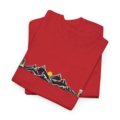Maglietta Montagna e Birra Unisex - T-shirt Escursionismo Divertente con Scarponi e Boccale - Idea Regalo Trekking, Hiking, Amanti Natura