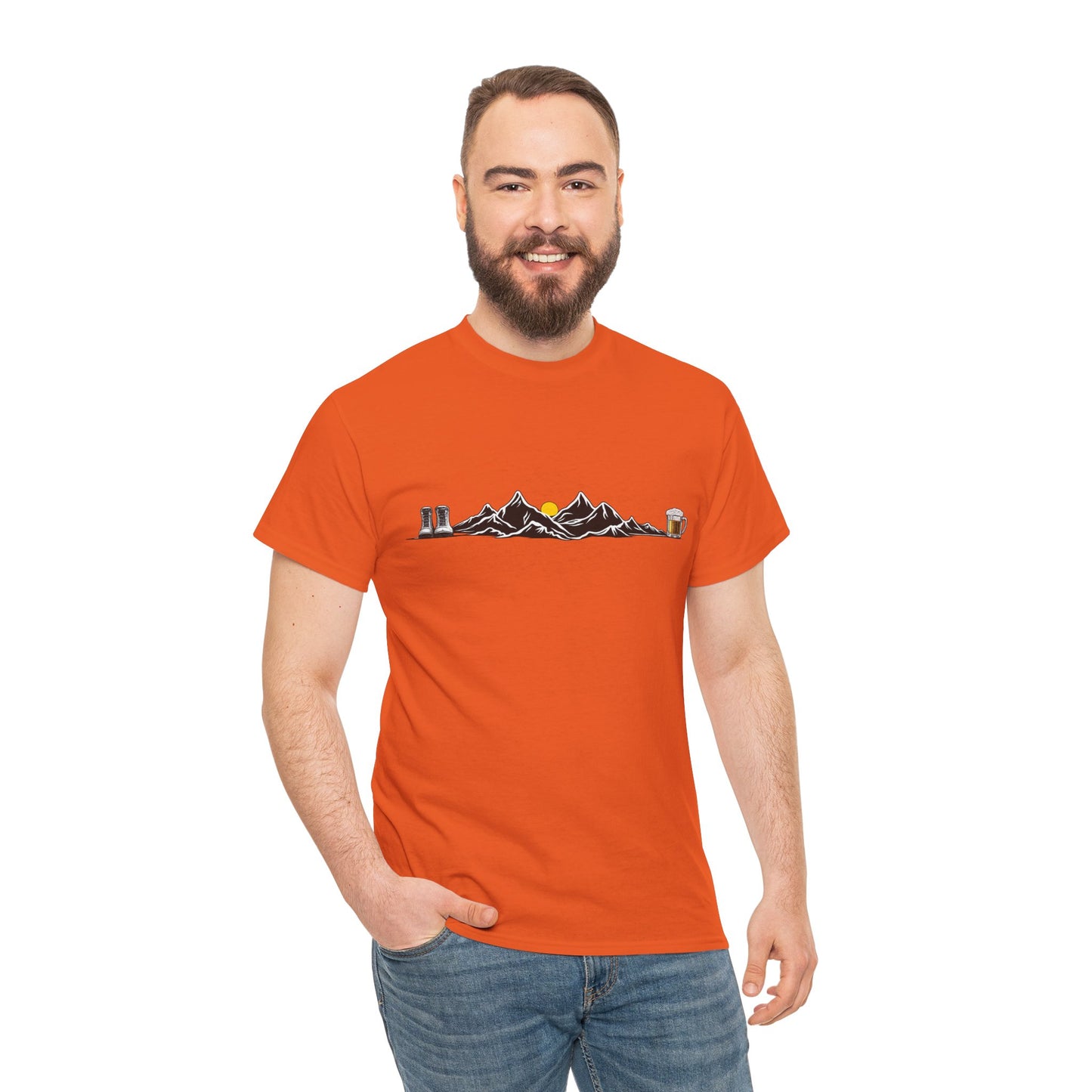 Maglietta Montagna e Birra Unisex - T-shirt Escursionismo Divertente con Scarponi e Boccale - Idea Regalo Trekking, Hiking, Amanti Natura
