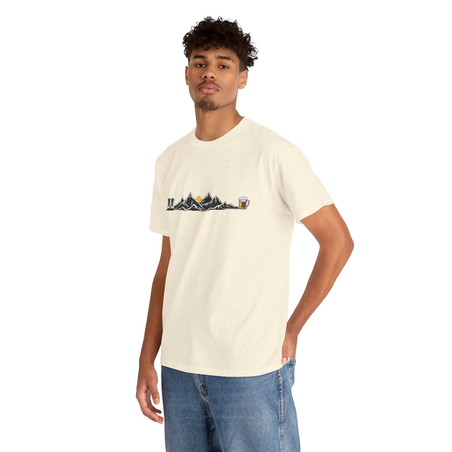 Maglietta Montagna e Birra Unisex - T-shirt Escursionismo Divertente con Scarponi e Boccale - Idea Regalo Trekking, Hiking, Amanti Natura
