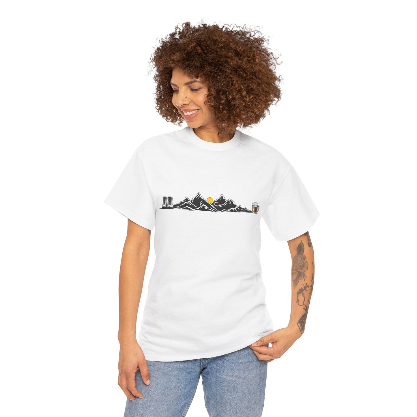 Maglietta Montagna e Birra Unisex - T-shirt Escursionismo Divertente con Scarponi e Boccale - Idea Regalo Trekking, Hiking, Amanti Natura