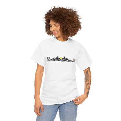 Maglietta Montagna e Birra Unisex - T-shirt Escursionismo Divertente con Scarponi e Boccale - Idea Regalo Trekking, Hiking, Amanti Natura