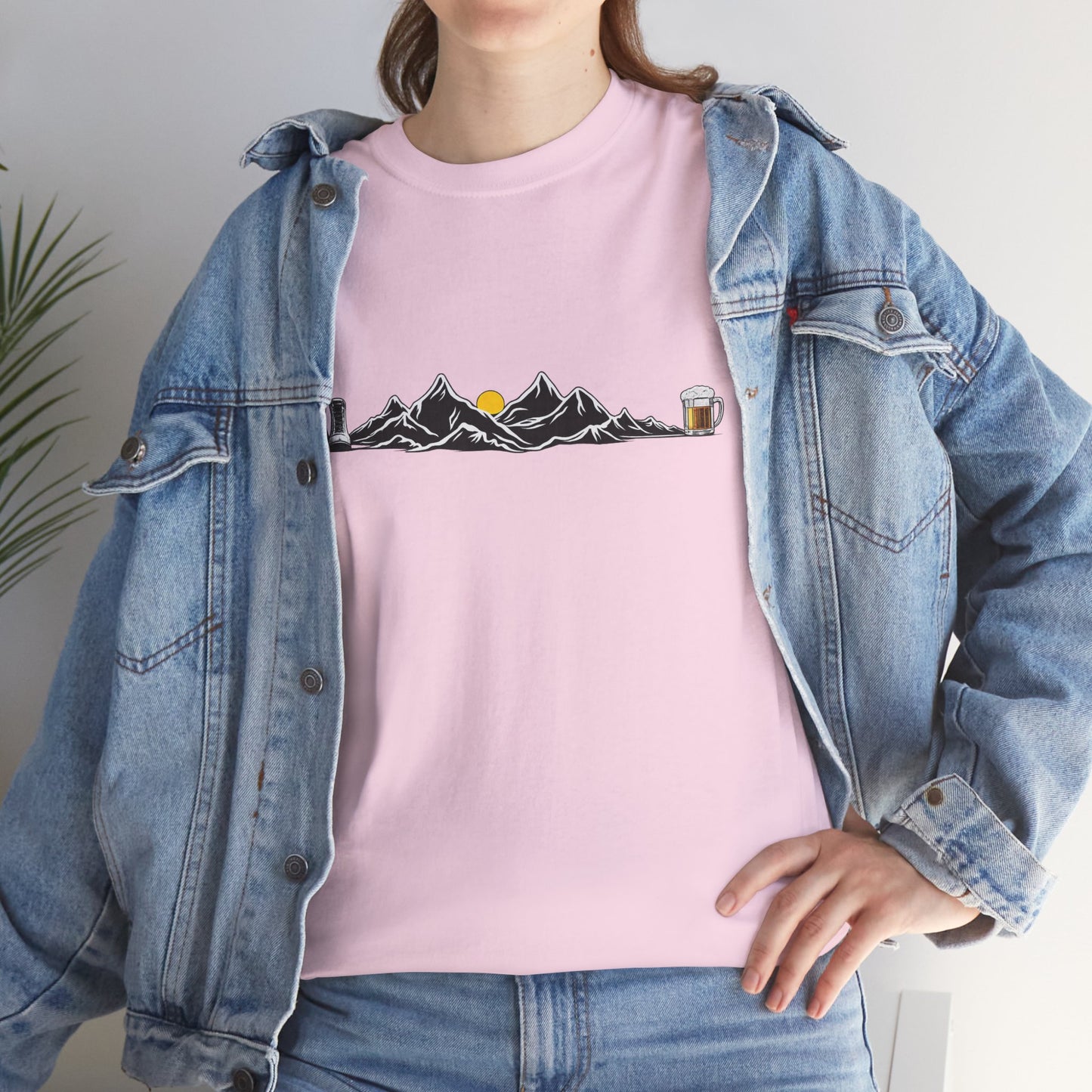 Maglietta Montagna e Birra Unisex - T-shirt Escursionismo Divertente con Scarponi e Boccale - Idea Regalo Trekking, Hiking, Amanti Natura