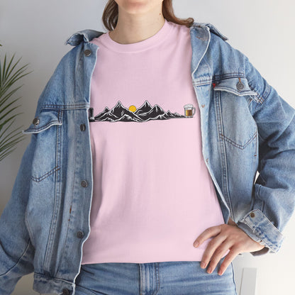Maglietta Montagna e Birra Unisex - T-shirt Escursionismo Divertente con Scarponi e Boccale - Idea Regalo Trekking, Hiking, Amanti Natura