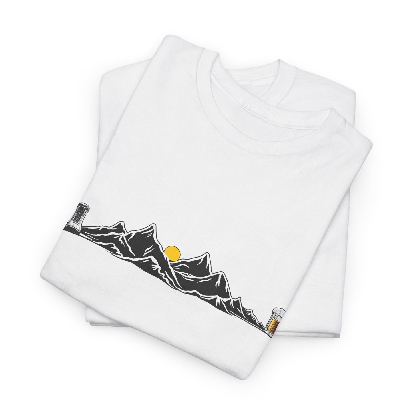 Maglietta Montagna e Birra Unisex - T-shirt Escursionismo Divertente con Scarponi e Boccale - Idea Regalo Trekking, Hiking, Amanti Natura