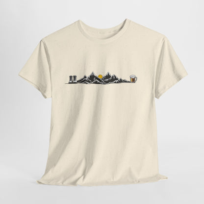 Maglietta Montagna e Birra Unisex - T-shirt Escursionismo Divertente con Scarponi e Boccale - Idea Regalo Trekking, Hiking, Amanti Natura
