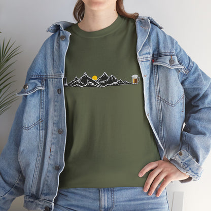 Maglietta Montagna e Birra Unisex - T-shirt Escursionismo Divertente con Scarponi e Boccale - Idea Regalo Trekking, Hiking, Amanti Natura