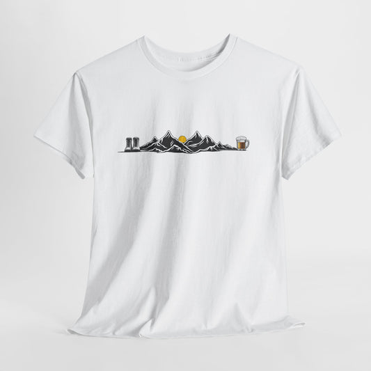 Maglietta Montagna e Birra Unisex - T-shirt Escursionismo Divertente con Scarponi e Boccale - Idea Regalo Trekking, Hiking, Amanti Natura