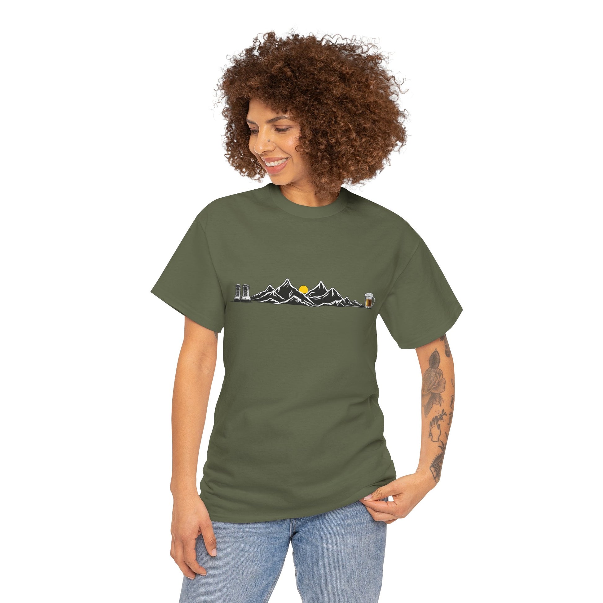 Maglietta Montagna e Birra Unisex - T-shirt Escursionismo Divertente con Scarponi e Boccale - Idea Regalo Trekking, Hiking, Amanti Natura