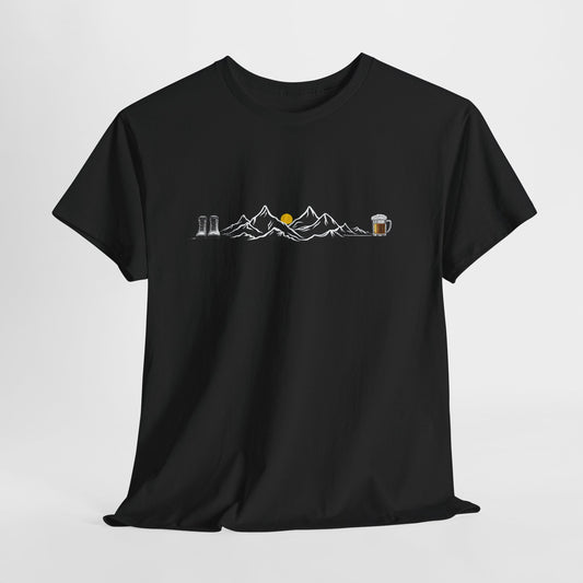 Maglietta Montagna e Birra Unisex - T-shirt Escursionismo Divertente con Scarponi e Boccale - Idea Regalo Trekking, Hiking, Amanti Natura
